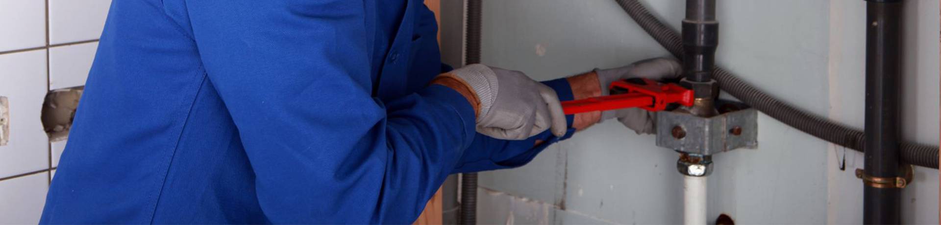 Service Loodgieter vakman aan het werk in een badkamer