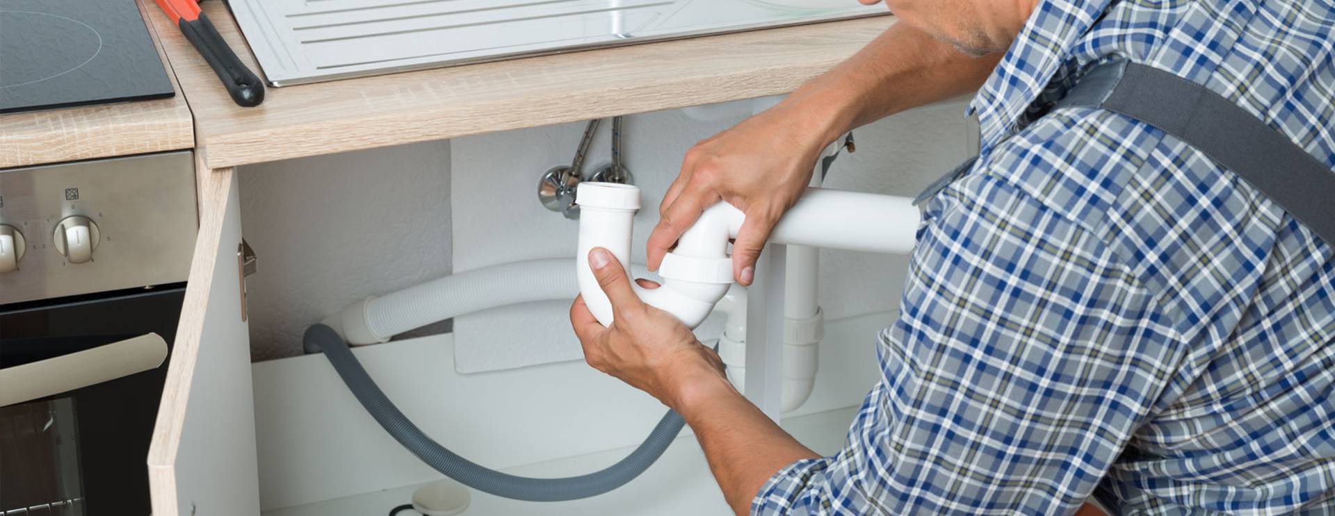 Loodgieter installeert sanitair in een badkamer